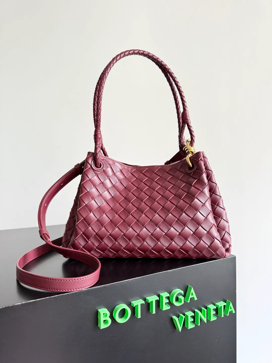 Batch 2060 BOTTEGA VENETA 2025 Autumn New Product Medium Parachuta The long-awaited new medium parachuta is here, with a unique appearance and iconic metal knots, and a whole piece of leather folds the four corners into a parachute shape! The exquisite Knot metal buckle is like putting jewelry on a bag. It is high-end and elegant. Its super capacity can hold all your things! The overall effect of this bag is very different from before. It is neither too delicate to provide a large capacity nor too bulky because of its practicality. It simply provides a perfectly suitable bag for casual and simple people👜 Style number: 835921 Size: 29.5*18.5*17.5cm